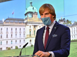 Žáci a učitelé v Jihočeském kraji by mohli při výuce odložit respirátory, uvedl Vojtěch