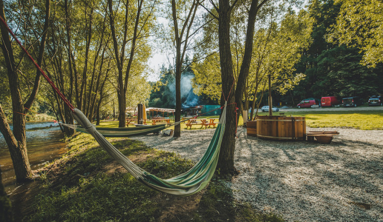 Na Vltavu do klidného kempu? Je to možné