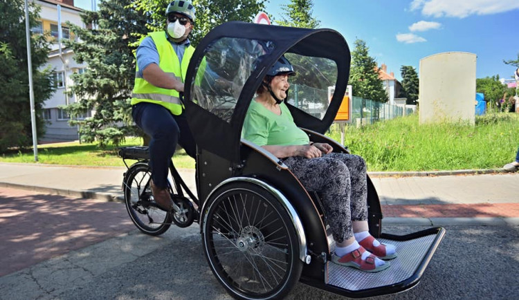 Důchodce vyveze na výlet cyklorikša