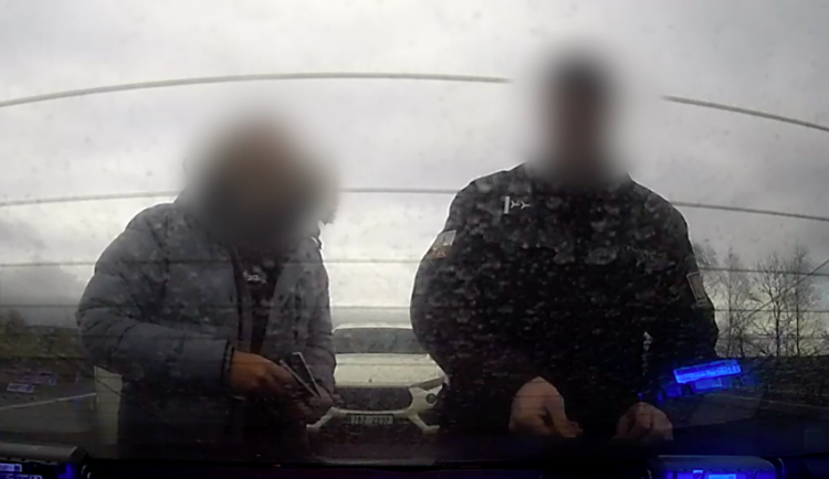 Policisté přebírající úplatky na dálnici D3.