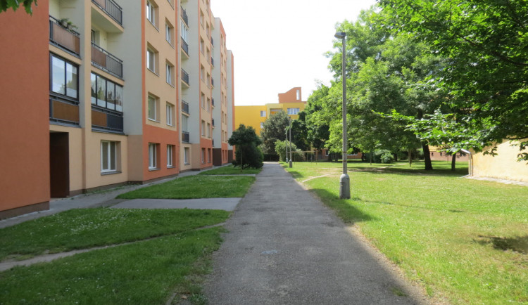 Cyklista se na chodníku málem srazil s mladou dívkou.