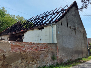 Požár za miliony způsobila závada při nabíjení dětského autíčka