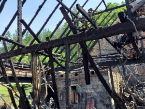 Požár za miliony způsobila závada při nabíjení dětského autíčka