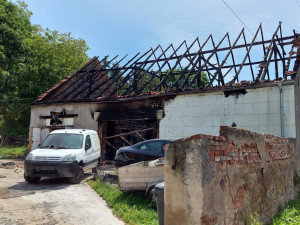 Požár za miliony způsobila závada při nabíjení dětského autíčka