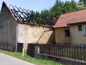 Požár za miliony způsobila závada při nabíjení dětského autíčka