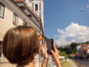 Nad centrem Krumlova chodili provazolezci v historických kostýmech.