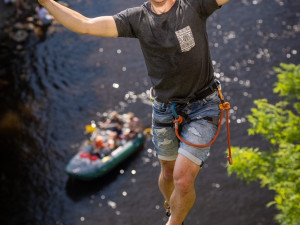 Nad centrem Krumlova chodili provazolezci v historických kostýmech