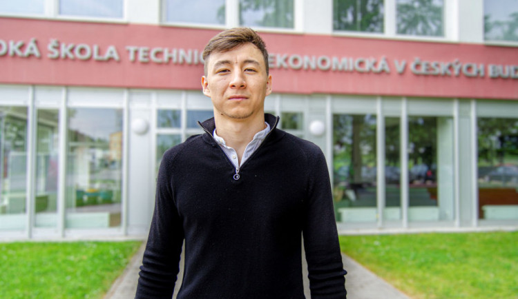 Sungat Khairzhan: Kazach, který studuje v Budějovicích a vyhrál v Africe.