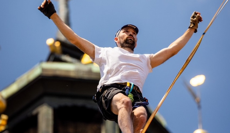 Nad centrem Krumlova chodili provazolezci v historických kostýmech