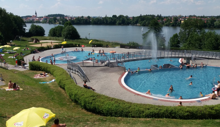 Návštěvnost letních plováren na jihu Čech byla o víkendu vysoká