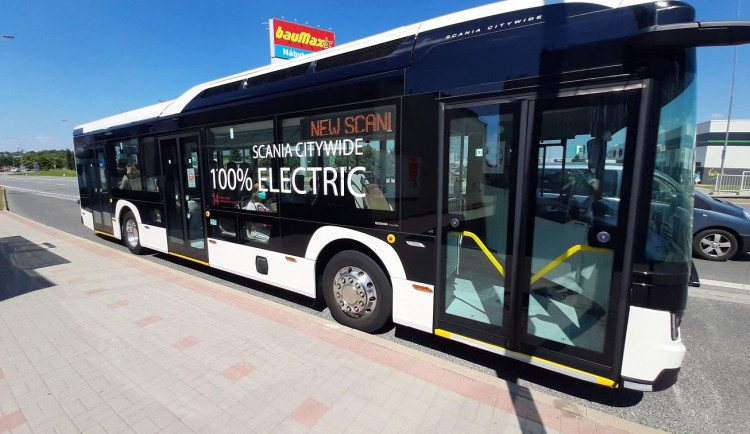 Tři společnosti spolupracují na pilotním provozu plně elektrického autobusu v Táboře