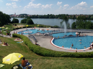 Návštěvnost letních plováren na jihu Čech byla o víkendu vysoká