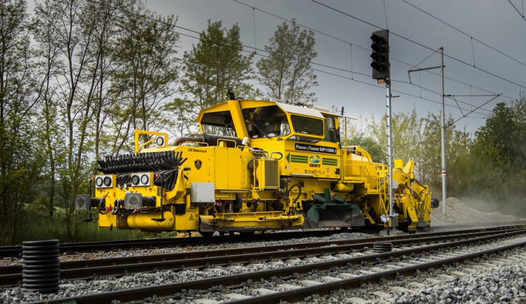 Na začátka stála parta šikovných řemeslníků se starou škodovou. Během 30 let se jihočeská firma EDIKT vypracovala mezi největší stavební společnosti v Česku