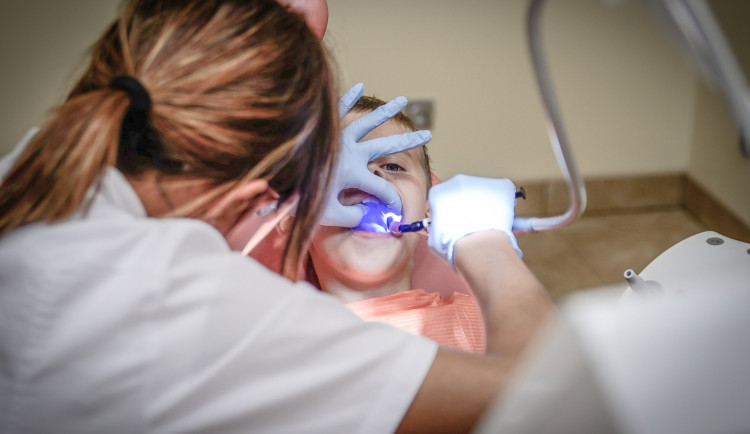 V Červeném Kostelci otevřela nová zubní ordinace, lidé čekali ve frontě už od čtyř ráno