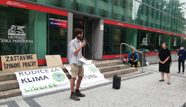Koalice Zastavme špinavé prachy bojuje proti fosilním palivům. V Liberci protestovala před pojišťovnou