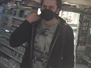 Zloděj ukradl z drogerie zboží za osm tisíc korun. Policie hledá důležitého svědka