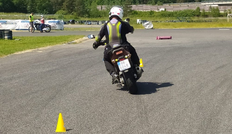 Na polygonu v Sosnové trénují učitelé autoškoly