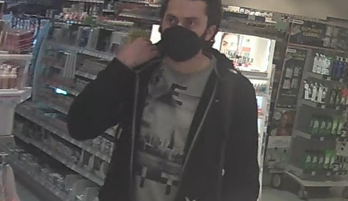 Zloděj ukradl z drogerie zboží za osm tisíc korun. Policie hledá důležitého svědka