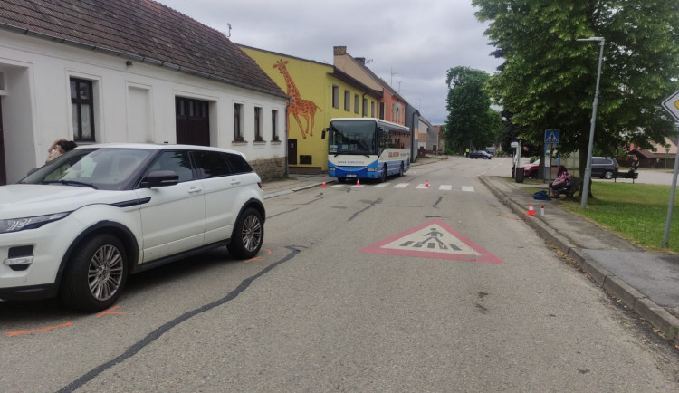 Žena při objíždění autobusu srazila na přechodu pro chodce staršího muže. Ten utrpěl vážná zranění