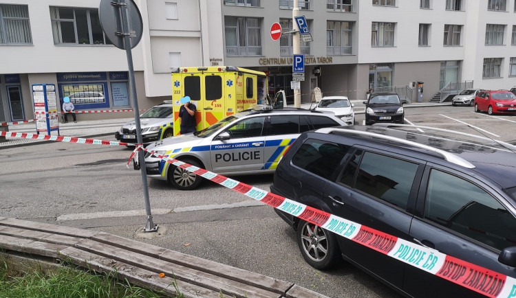 Starší muž skočil v Táboře z okna. Policie u něj zasahovala přes devět hodin