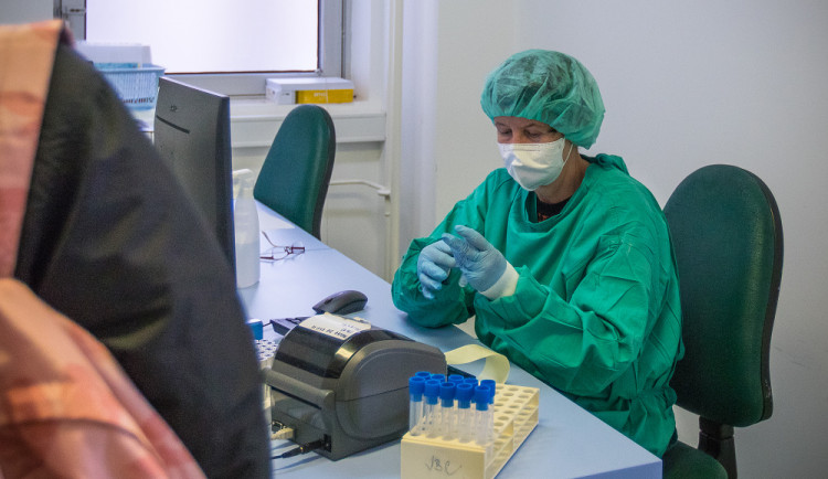 Hygienici se zaměřují na kontrolu osob, které se vrací ze zahraničí, a na nové mutace koronaviru