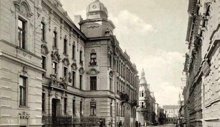 Pohled do ulice 28. říina od Mariánského náměstí kolem roku 1911.