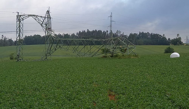 Temelín zahájil kvůli noční bouři odstávku druhého bloku o týden dříve
