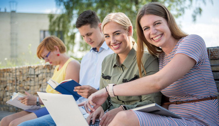 VŠTE stále přijímá studenty pro nadcházející akademický rok. Škola od podzimu také spustí Univerzitu třetího věku