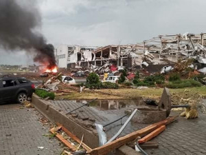 Jižní Moravu zasáhlo včera večer tornádo. Na pomoc vyjel z Jihočeského kraje odřad s hasiči a zásahovou technikou.