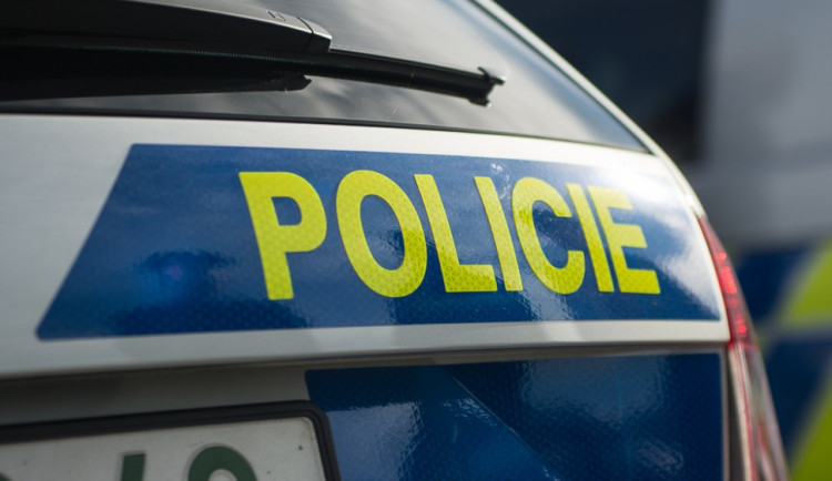 U Čejkovic se srazila dvě osobní auta a náklaďák. Silnice je uzavřená