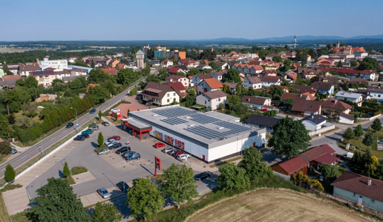 Poptávka po fotovoltaice stále roste. E.ON instaluje solární panely na prodejny Penny Market po celém Česku