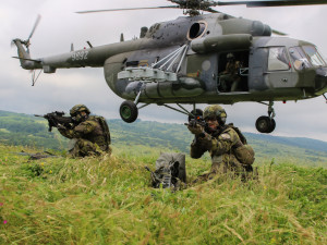 Nacvičovali přepravu protiletadlových družstev pomocí vrtulníku