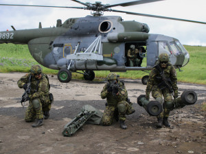 Vrtulník vysadil vojáky s protiletadlovým kompletem RBS-70 na střelnici