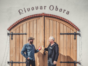 Budvar spojil síly s jihočeským minipivovarem. Sládci společně uvařili anglické pivo Bitter z Obory