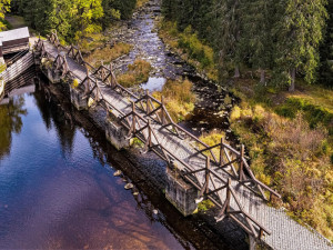 Rekonstrukce unikátního hradlového mostu Rechle u šumavské Modravy se posouvá