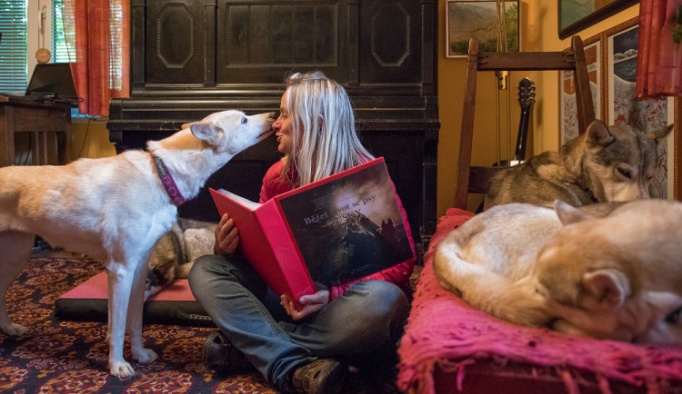 Z musherky spisovatelkou. Při psaní jsem se musela ohlédnout do minulosti, říká Jana Henychová