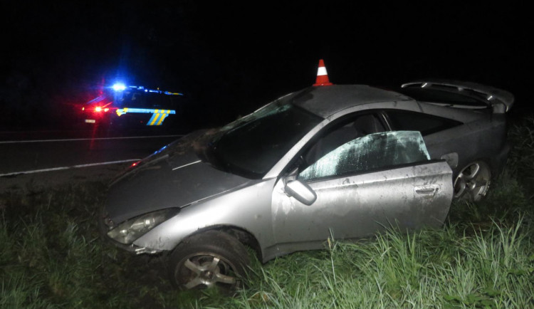 Opilý cizinec nezvládl řízení a sjel do škarpy. S autem se převrátil na střechu