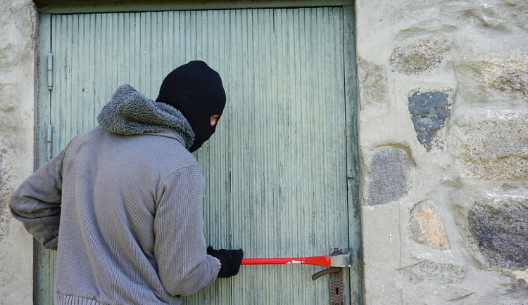 Neznámý zloděj způsobil škodu za nejméně 15 tisíc korun