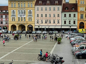 Policie zasahuje na budějckém náměstí. Neznámý muž drží v trafice ženu