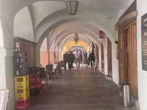 Policie zasahuje na budějckém náměstí. Neznámý muž drží v trafice ženu