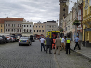 Policie zasahuje na budějckém náměstí. Neznámý muž držel v obchodě rukojmí