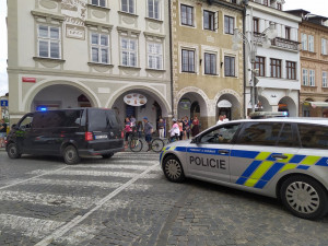Policie zasahuje na budějckém náměstí. Neznámý muž držel v obchodě rukojmí