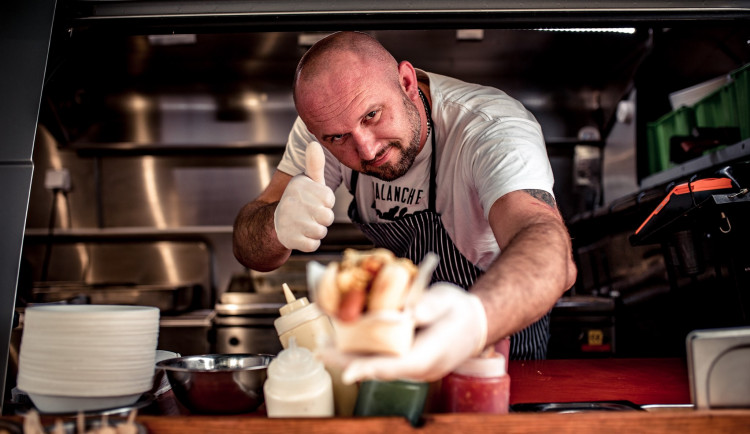 Lidé už se naštěstí nespokojí jen s langošem a klobásou. Rádi se jídlem baví, říká majitel oblíbeného foodtrucku Petr Hošek