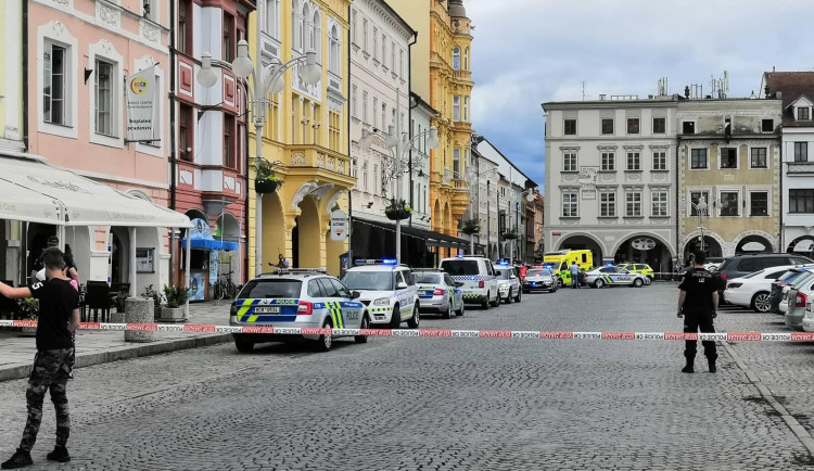 Policie zasahuje na budějckém náměstí. Neznámý muž drží v trafice ženu.