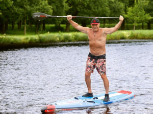 Obliba paddleboardů v Česku stoupá. Je to skvělý prostředek pro sport i relax, říká budějcký prodejce