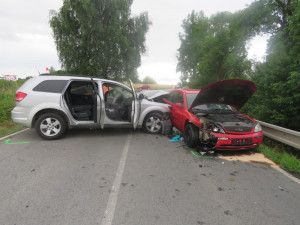 Při bouračce tří aut u Nové Vsi se vážně zranila žena. Vjela do protisměru
