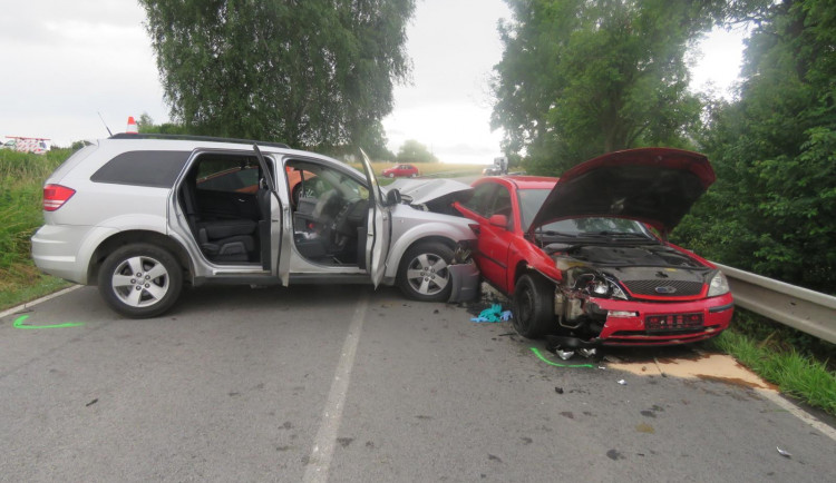 Při bouračce tří aut u Nové Vsi se vážně zranila žena. Vjela do protisměru