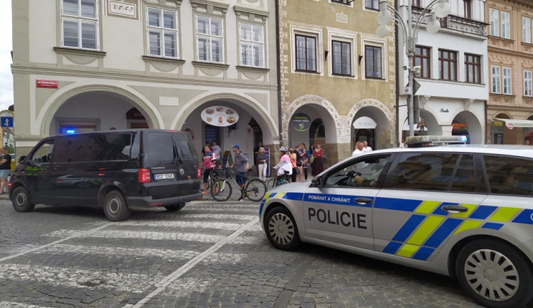 Muži, který zadržoval ženu v prodejně tabáku, hrozí za braní rukojmí až 12 let