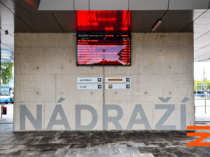 Výpravní budova ve Strakonicích slouží po rekonstrukci jako přestupní terminál