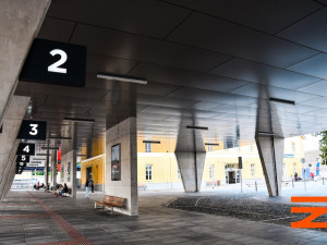 Výpravní budova ve Strakonicích slouží po rekonstrukci jako přestupní terminál